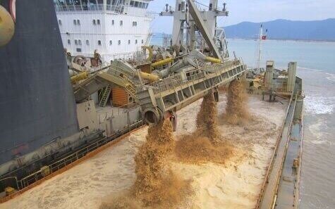 tàu hút cát lắp máy tời